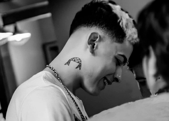 Foto del tatuaje en el cuello del rapero trueno