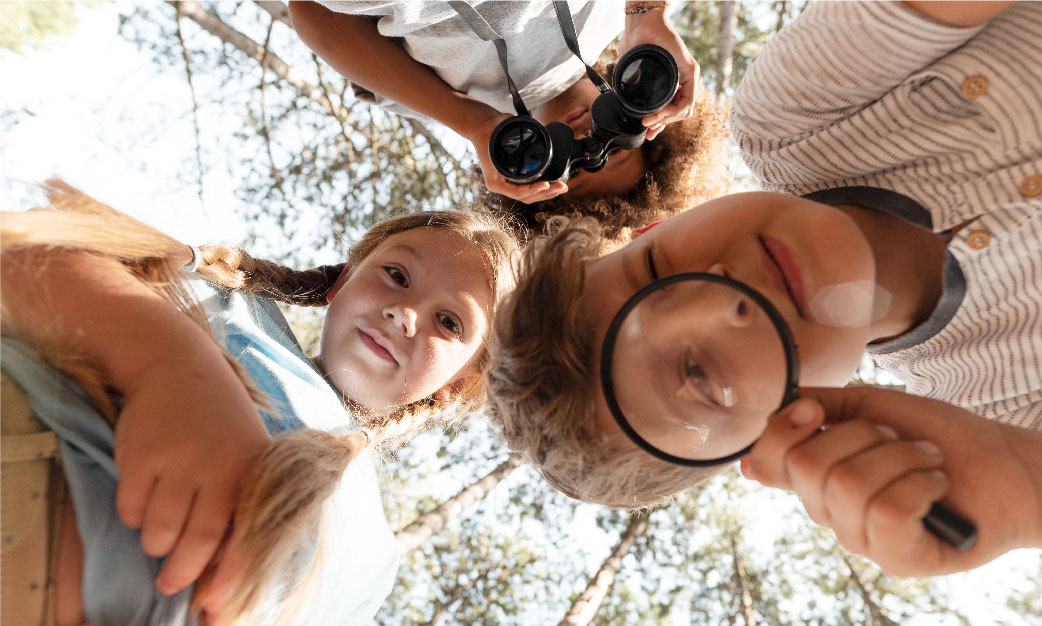 Chicas y chicos jugando al juego: Búsqueda de la Naturaleza