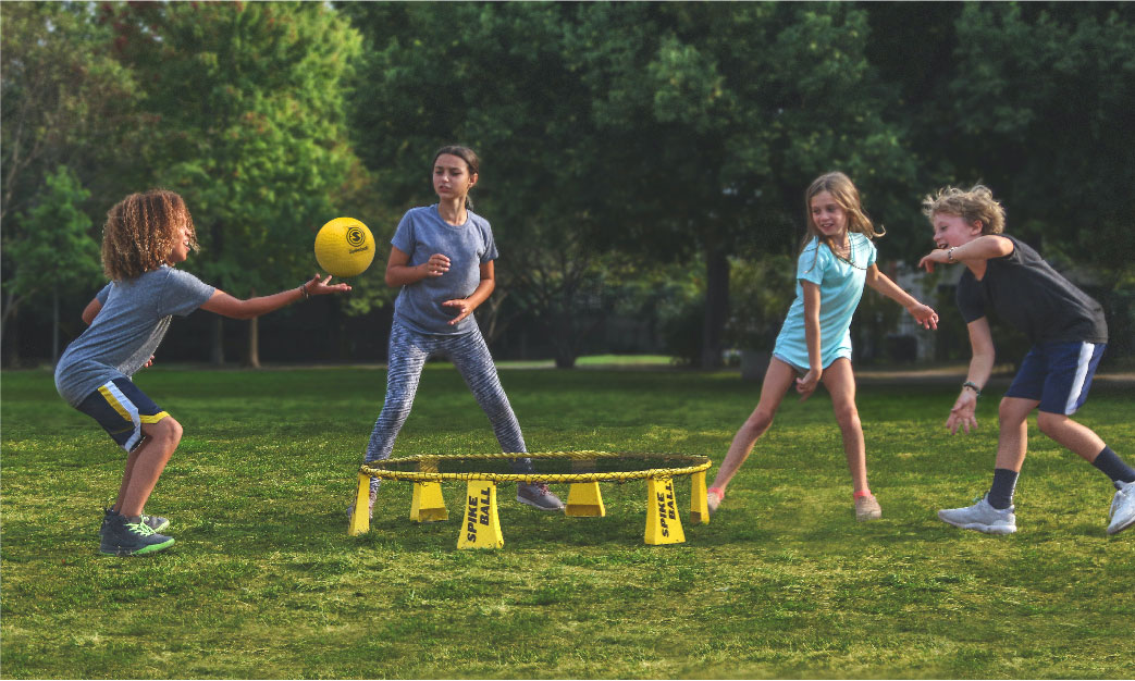 Chicos y chicas jugando al Pasa Pelota