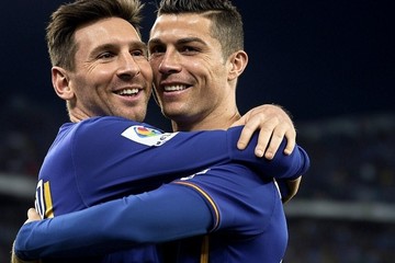 Messi y Cristiano Ronaldo abrazados en un partido