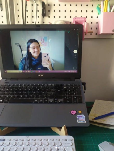 computadora, escritorio y cuaderno