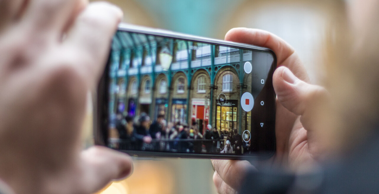 Persona grabando un vídeo con su smartphone