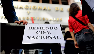 Televisor mostrando una serie de producción nacional argentina